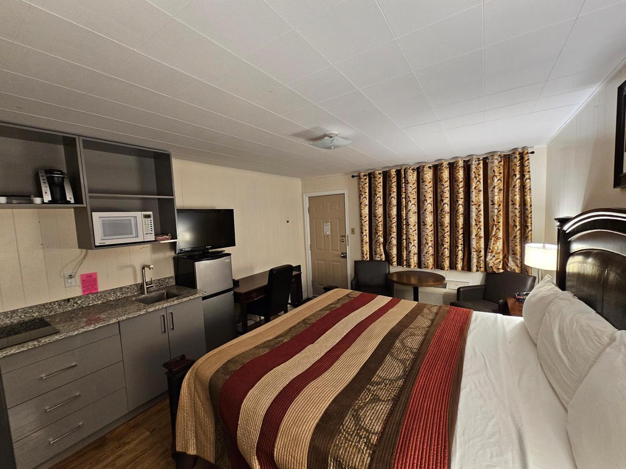 Parkway Motel & European Lodges Пинчер-Крик Экстерьер фото