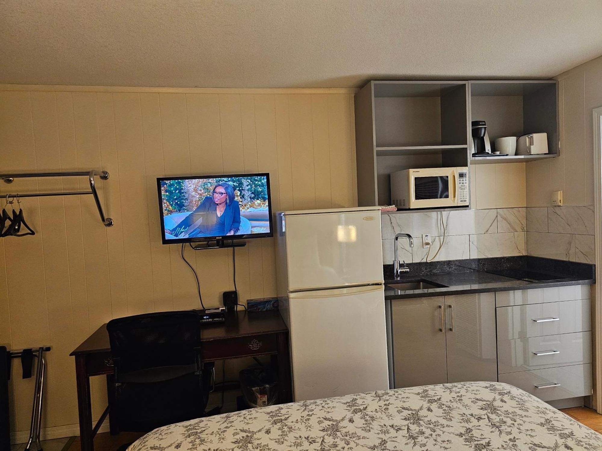 Parkway Motel & European Lodges Пинчер-Крик Экстерьер фото