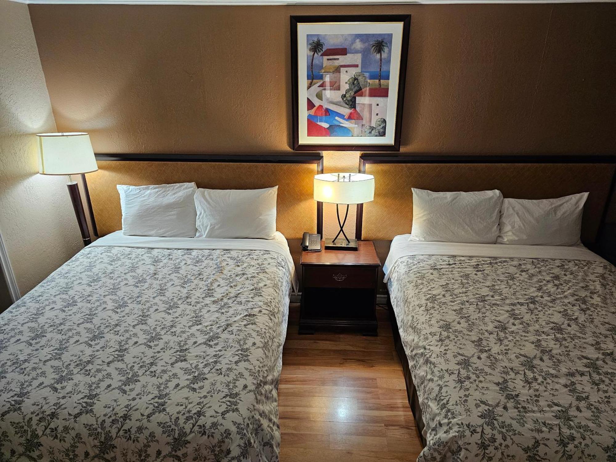 Parkway Motel & European Lodges Пинчер-Крик Экстерьер фото