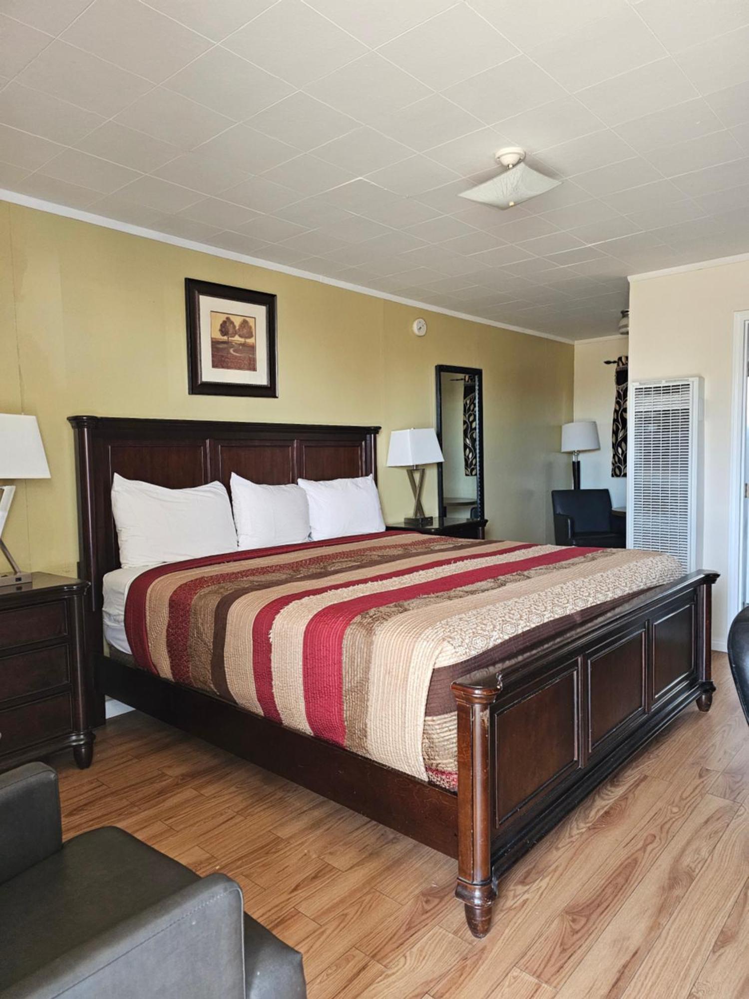 Parkway Motel & European Lodges Пинчер-Крик Экстерьер фото