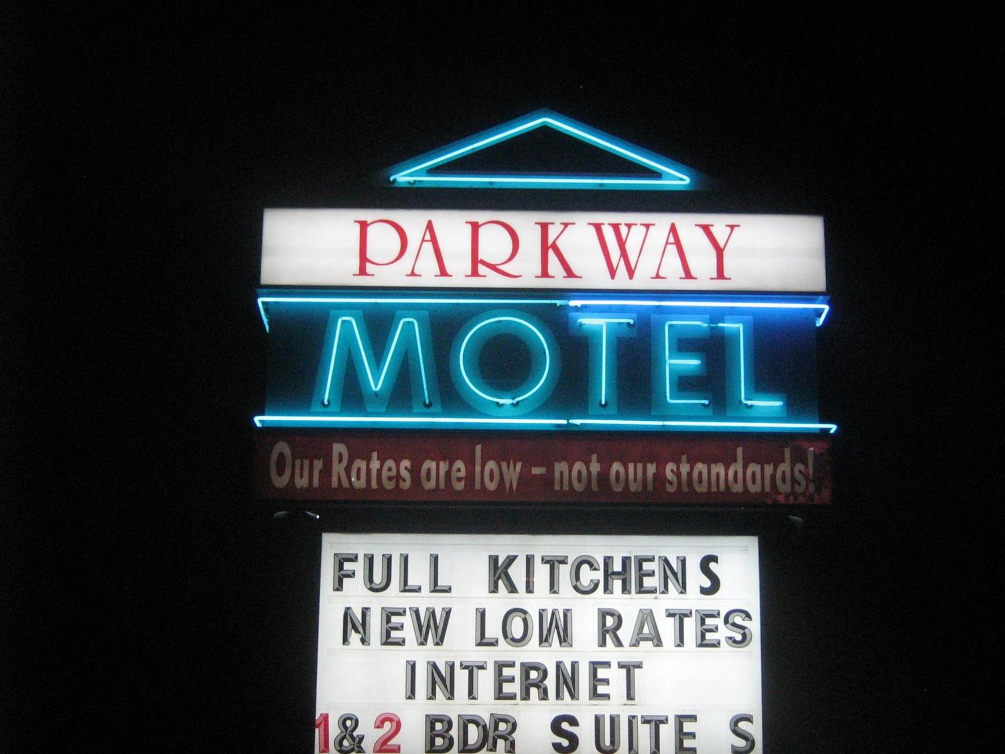 Parkway Motel & European Lodges Пинчер-Крик Экстерьер фото