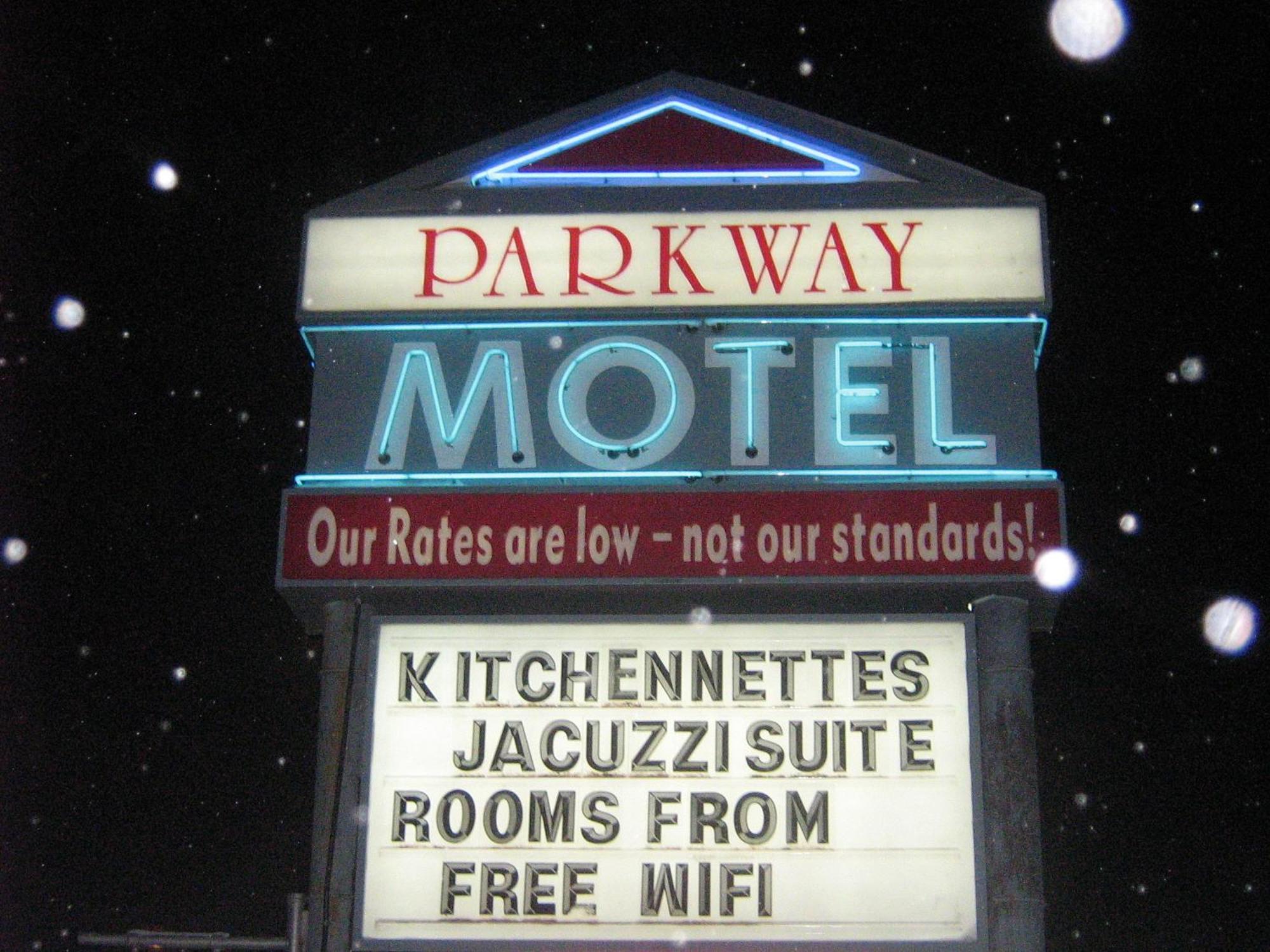 Parkway Motel & European Lodges Пинчер-Крик Экстерьер фото